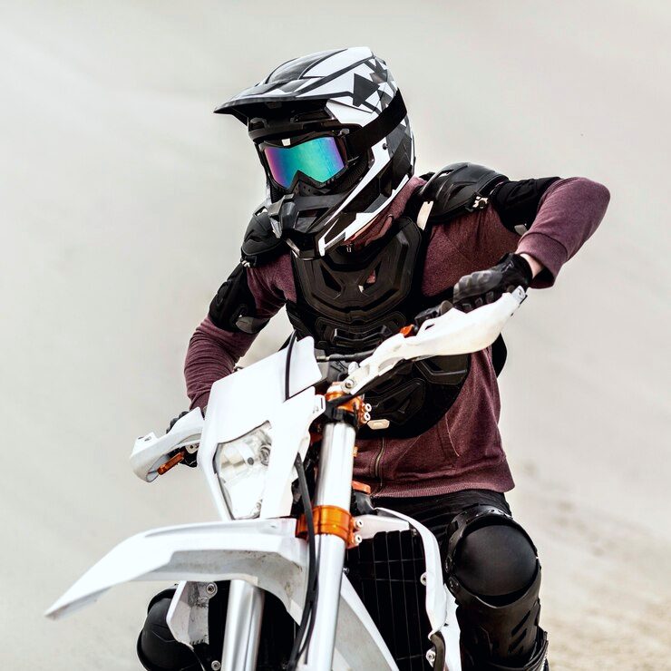 Piloto de enduro con equipo completo y gafas