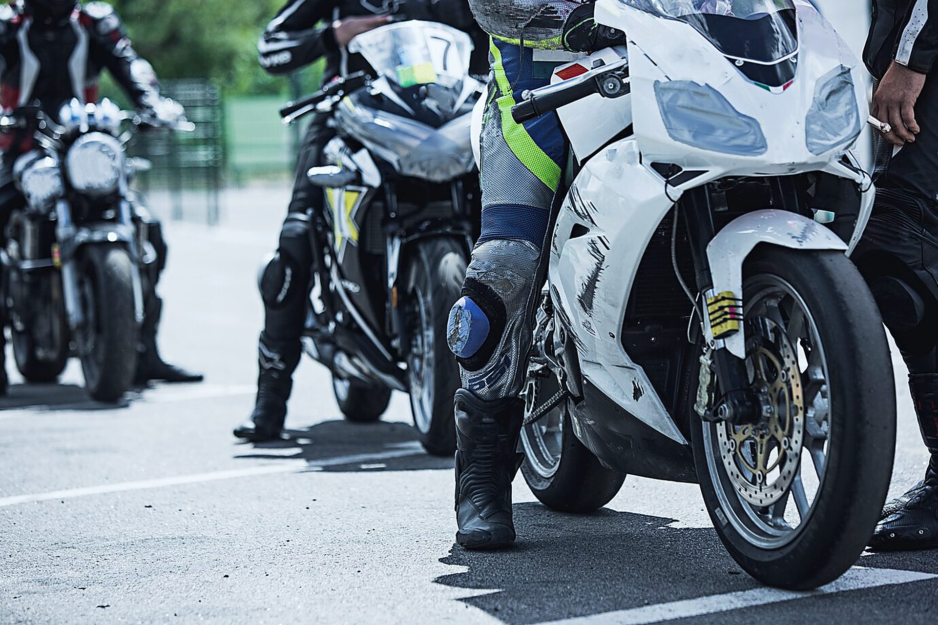 Motos de competición alineadas en el pit lane antes de salir a pista